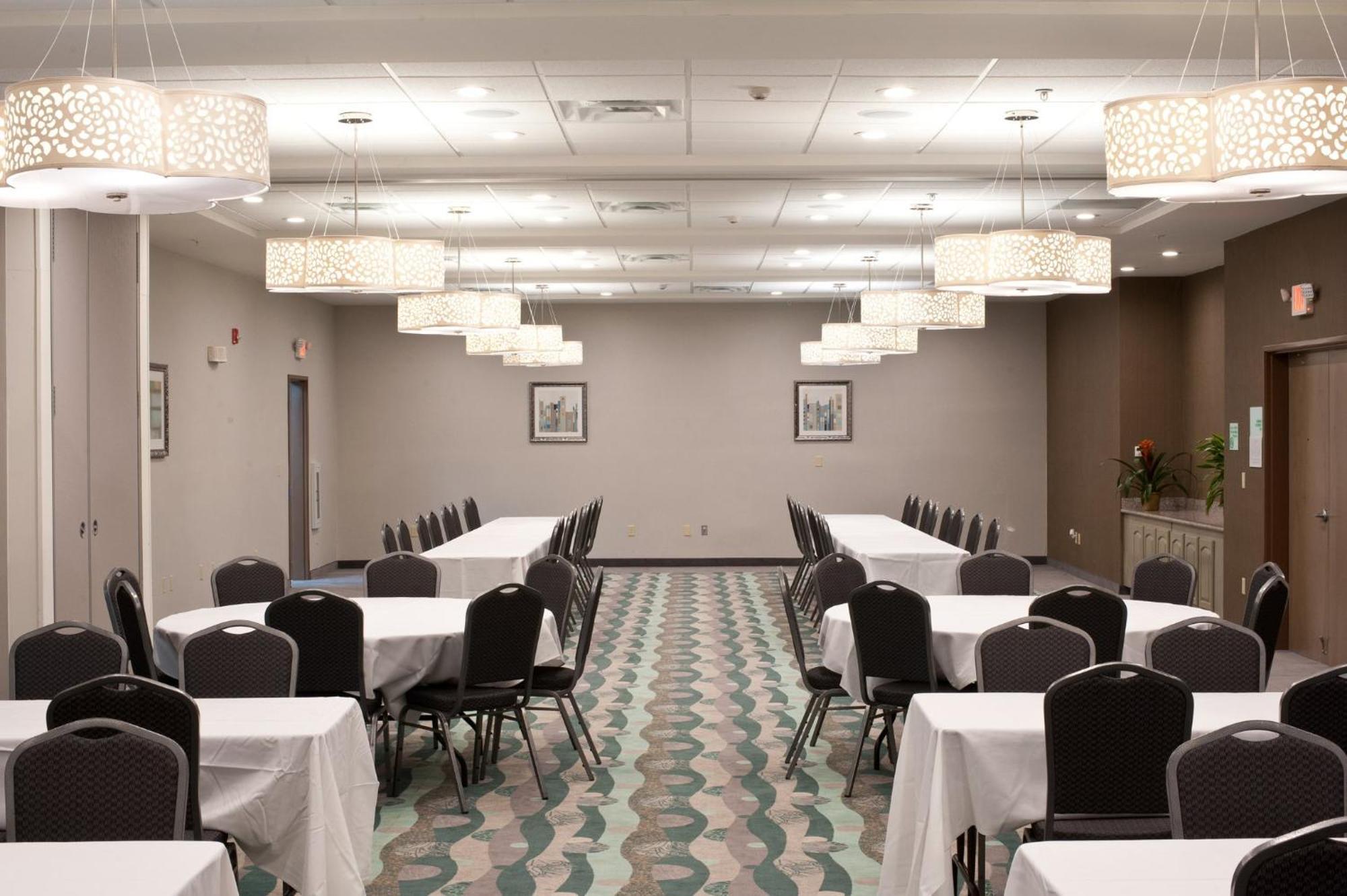 Holiday Inn Guin By Ihg Twin Екстер'єр фото